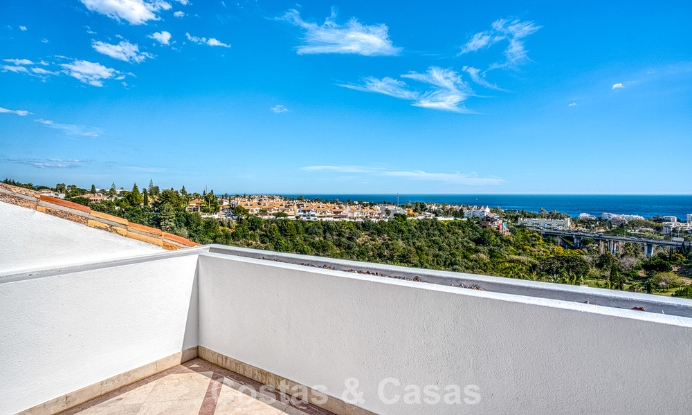 Lujoso ático con vistas al mar en venta en una comunidad cerrada en la codiciada Milla de Oro de Marbella 778593
