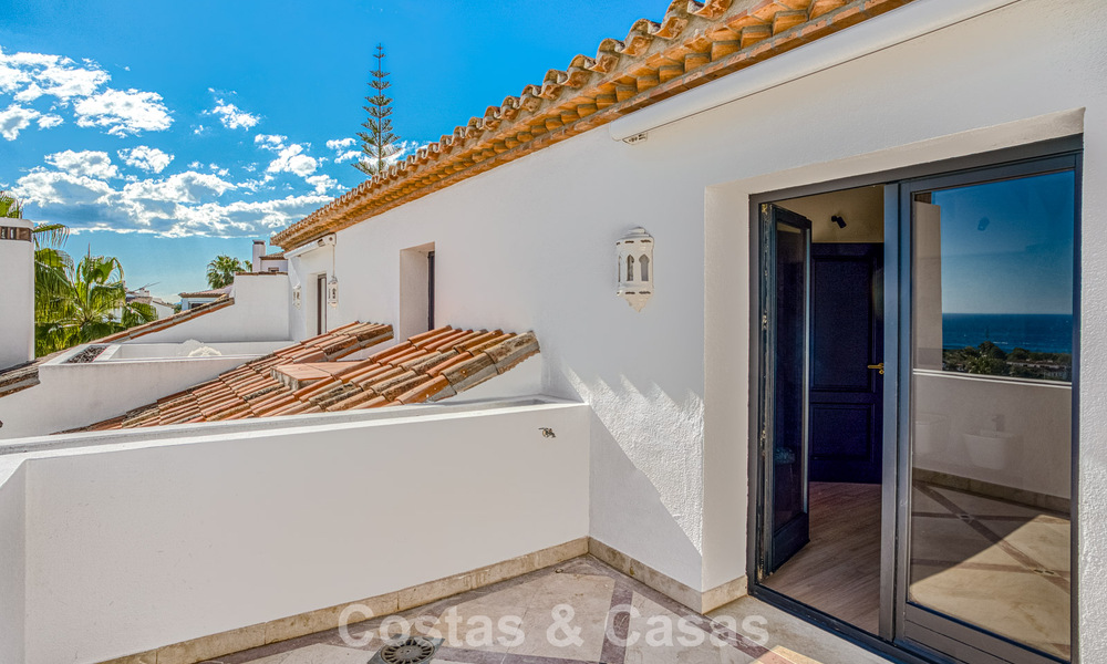 Lujoso ático con vistas al mar en venta en una comunidad cerrada en la codiciada Milla de Oro de Marbella 778594