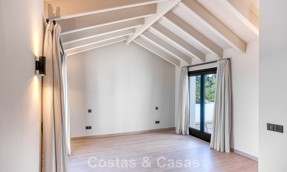 Lujoso ático con vistas al mar en venta en una comunidad cerrada en la codiciada Milla de Oro de Marbella 778597