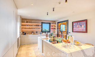 Lujoso ático con vistas al mar en venta en una comunidad cerrada en la codiciada Milla de Oro de Marbella 778600 