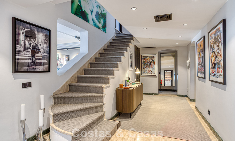 Lujoso ático con vistas al mar en venta en una comunidad cerrada en la codiciada Milla de Oro de Marbella 778608