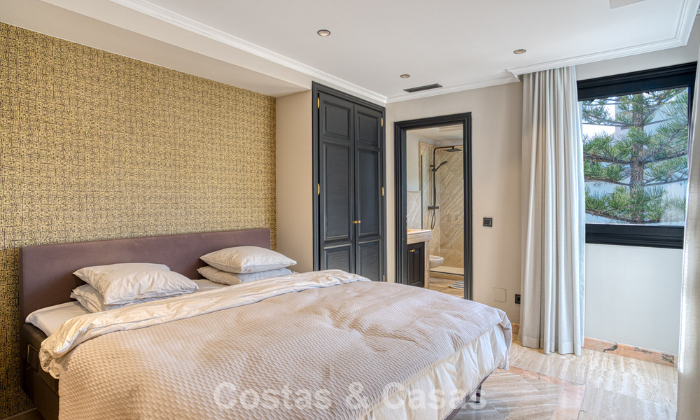 Lujoso ático con vistas al mar en venta en una comunidad cerrada en la codiciada Milla de Oro de Marbella 778613