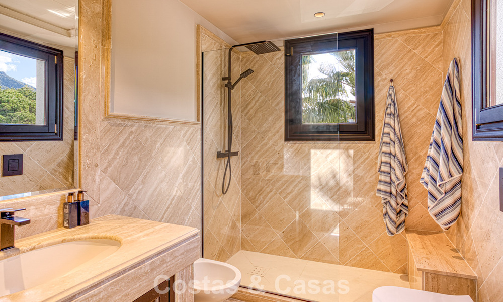 Lujoso ático con vistas al mar en venta en una comunidad cerrada en la codiciada Milla de Oro de Marbella 778615