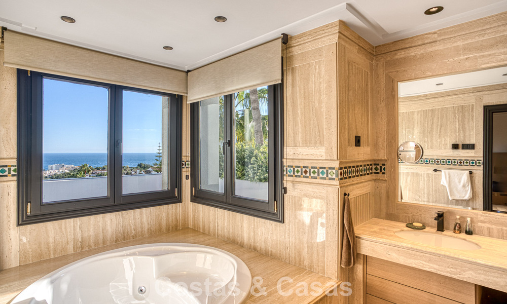 Lujoso ático con vistas al mar en venta en una comunidad cerrada en la codiciada Milla de Oro de Marbella 778616