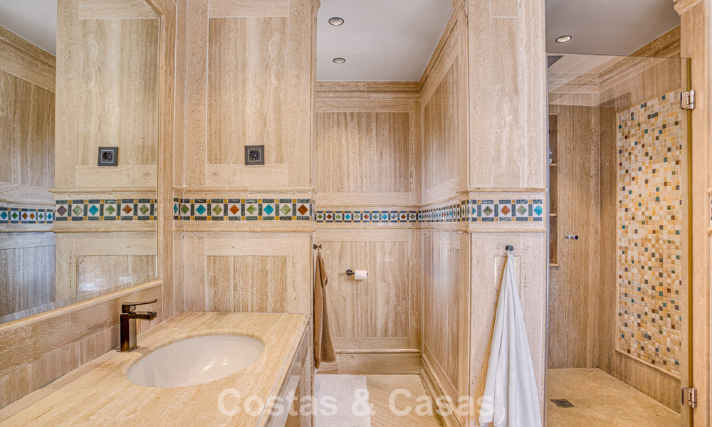 Lujoso ático con vistas al mar en venta en una comunidad cerrada en la codiciada Milla de Oro de Marbella 778617