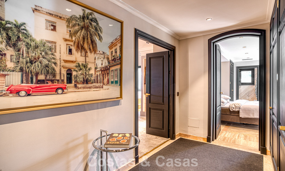 Lujoso ático con vistas al mar en venta en una comunidad cerrada en la codiciada Milla de Oro de Marbella 778620