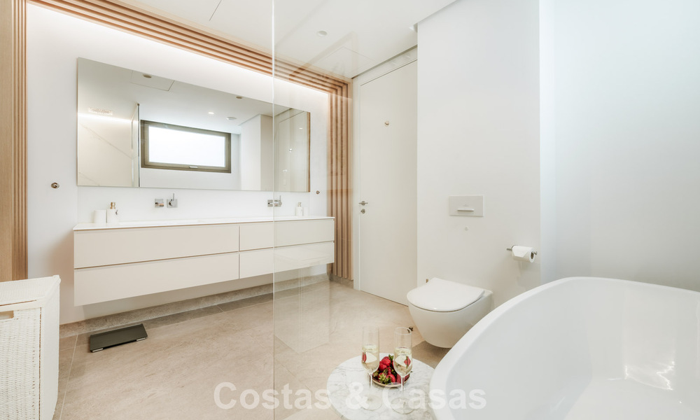 Prestigioso apartamento de 3 dormitorios en venta con vistas al mar, al golf y a la montaña en La Quinta, Marbella - Benahavis 778726