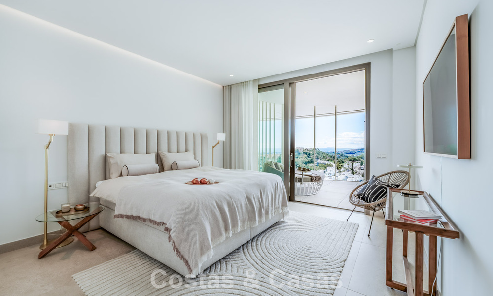 Prestigioso apartamento de 3 dormitorios en venta con vistas al mar, al golf y a la montaña en La Quinta, Marbella - Benahavis 778728
