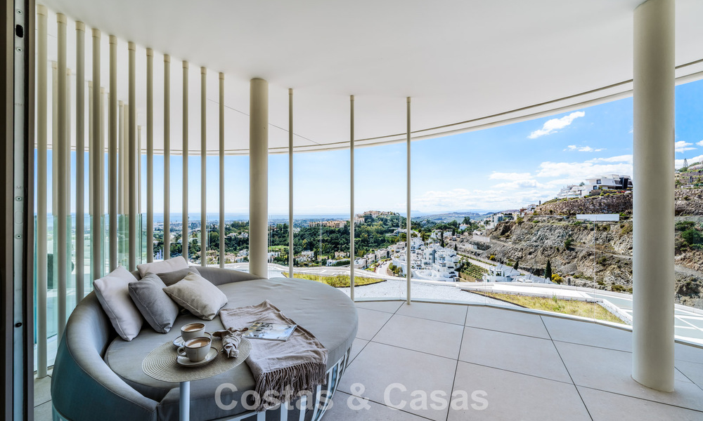Prestigioso apartamento de 3 dormitorios en venta con vistas al mar, al golf y a la montaña en La Quinta, Marbella - Benahavis 778729
