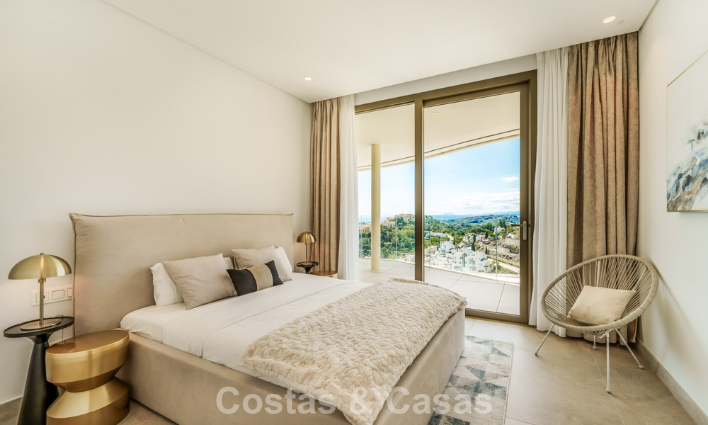 Prestigioso apartamento de 3 dormitorios en venta con vistas al mar, al golf y a la montaña en La Quinta, Marbella - Benahavis 778731