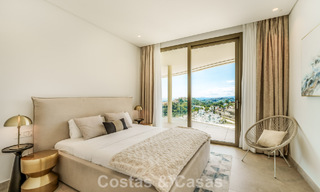 Prestigioso apartamento de 3 dormitorios en venta con vistas al mar, al golf y a la montaña en La Quinta, Marbella - Benahavis 778731 