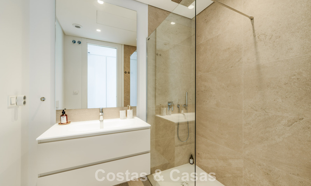 Prestigioso apartamento de 3 dormitorios en venta con vistas al mar, al golf y a la montaña en La Quinta, Marbella - Benahavis 778732