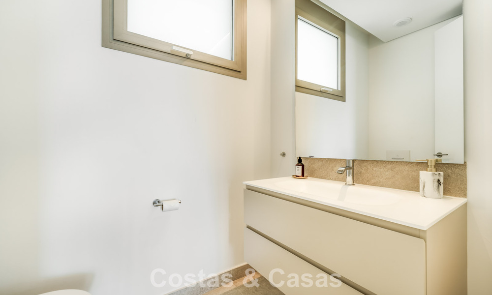 Prestigioso apartamento de 3 dormitorios en venta con vistas al mar, al golf y a la montaña en La Quinta, Marbella - Benahavis 778733