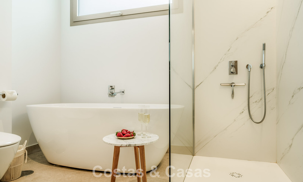 Prestigioso apartamento de 3 dormitorios en venta con vistas al mar, al golf y a la montaña en La Quinta, Marbella - Benahavis 778734