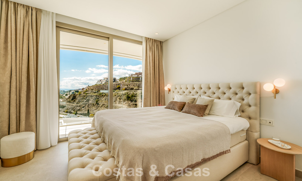 Prestigioso apartamento de 3 dormitorios en venta con vistas al mar, al golf y a la montaña en La Quinta, Marbella - Benahavis 778736