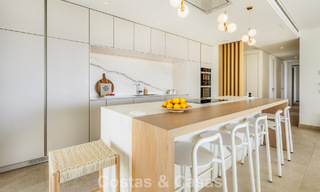 Prestigioso apartamento de 3 dormitorios en venta con vistas al mar, al golf y a la montaña en La Quinta, Marbella - Benahavis 778737 