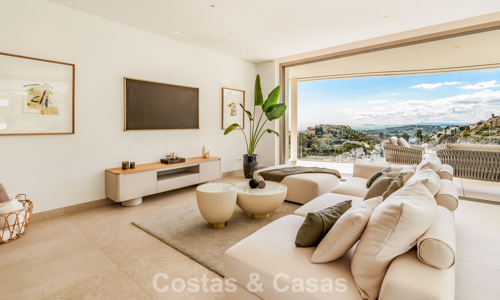 Prestigioso apartamento de 3 dormitorios en venta con vistas al mar, al golf y a la montaña en La Quinta, Marbella - Benahavis 778738