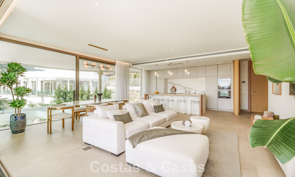 Prestigioso apartamento de 3 dormitorios en venta con vistas al mar, al golf y a la montaña en La Quinta, Marbella - Benahavis 778740