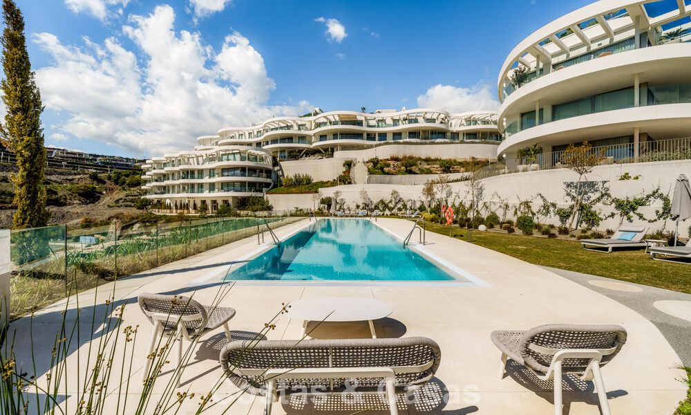 Prestigioso apartamento de 3 dormitorios en venta con vistas al mar, al golf y a la montaña en La Quinta, Marbella - Benahavis 778744