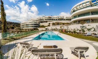 Prestigioso apartamento de 3 dormitorios en venta con vistas al mar, al golf y a la montaña en La Quinta, Marbella - Benahavis 778744 