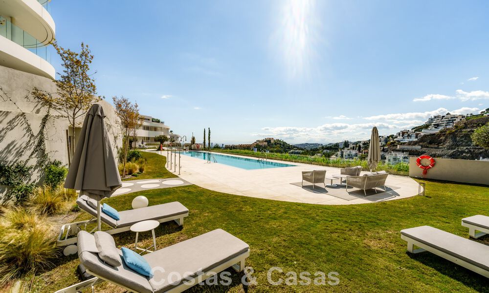 Prestigioso apartamento de 3 dormitorios en venta con vistas al mar, al golf y a la montaña en La Quinta, Marbella - Benahavis 778745