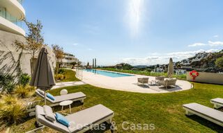 Prestigioso apartamento de 3 dormitorios en venta con vistas al mar, al golf y a la montaña en La Quinta, Marbella - Benahavis 778745 