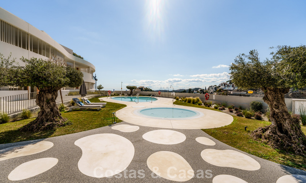 Prestigioso apartamento de 3 dormitorios en venta con vistas al mar, al golf y a la montaña en La Quinta, Marbella - Benahavis 778746
