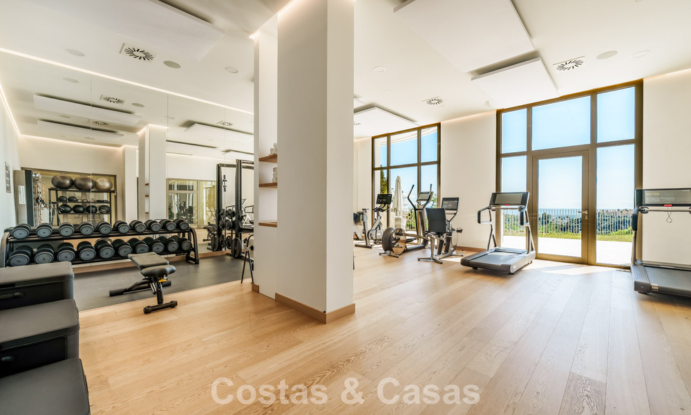 Prestigioso apartamento de 3 dormitorios en venta con vistas al mar, al golf y a la montaña en La Quinta, Marbella - Benahavis 778748