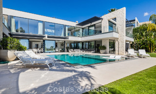 Villa moderna lista para entrar a vivir en venta, junto al campo de golf en una codiciada zona residencial de Marbella - Benahavis 778668 
