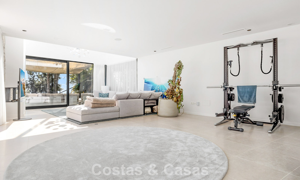 Villa moderna lista para entrar a vivir en venta, junto al campo de golf en una codiciada zona residencial de Marbella - Benahavis 778671