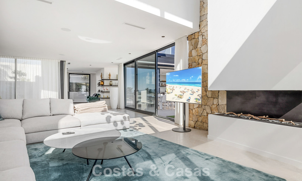 Villa moderna lista para entrar a vivir en venta, junto al campo de golf en una codiciada zona residencial de Marbella - Benahavis 778674