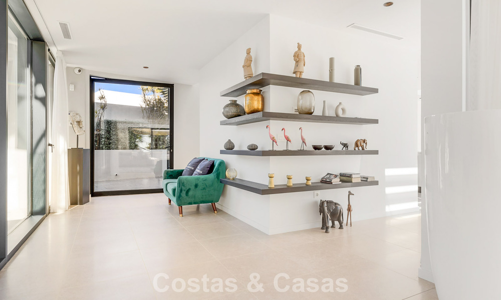 Villa moderna lista para entrar a vivir en venta, junto al campo de golf en una codiciada zona residencial de Marbella - Benahavis 778675