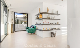 Villa moderna lista para entrar a vivir en venta, junto al campo de golf en una codiciada zona residencial de Marbella - Benahavis 778675 