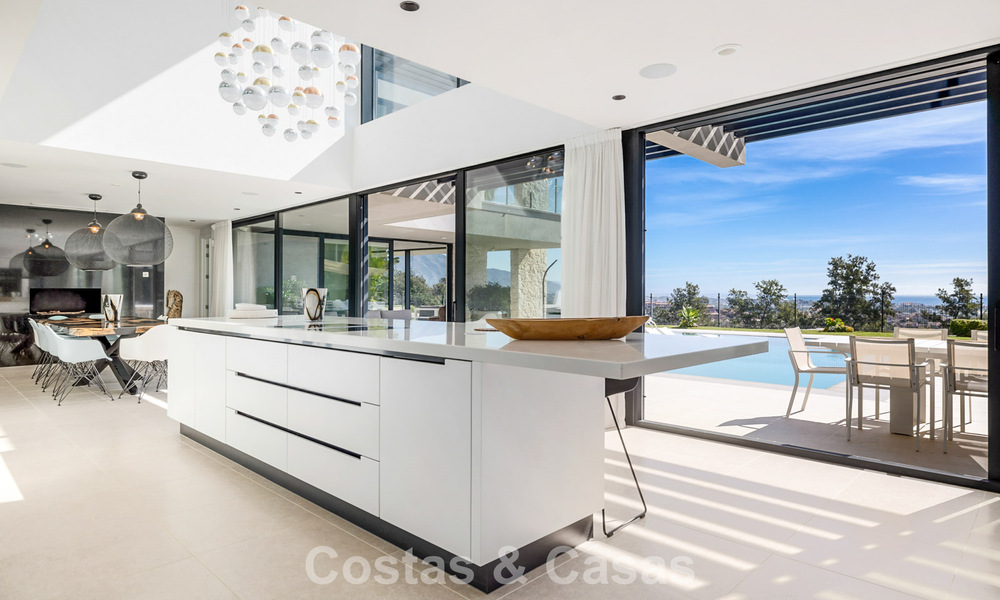 Villa moderna lista para entrar a vivir en venta, junto al campo de golf en una codiciada zona residencial de Marbella - Benahavis 778676