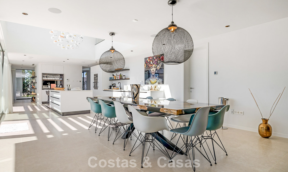 Villa moderna lista para entrar a vivir en venta, junto al campo de golf en una codiciada zona residencial de Marbella - Benahavis 778678