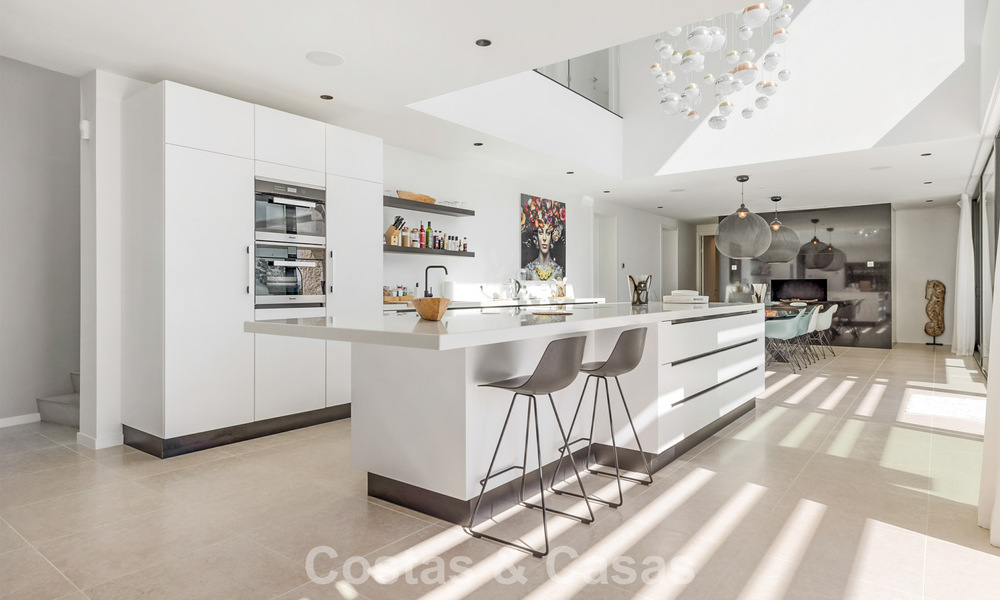 Villa moderna lista para entrar a vivir en venta, junto al campo de golf en una codiciada zona residencial de Marbella - Benahavis 778679