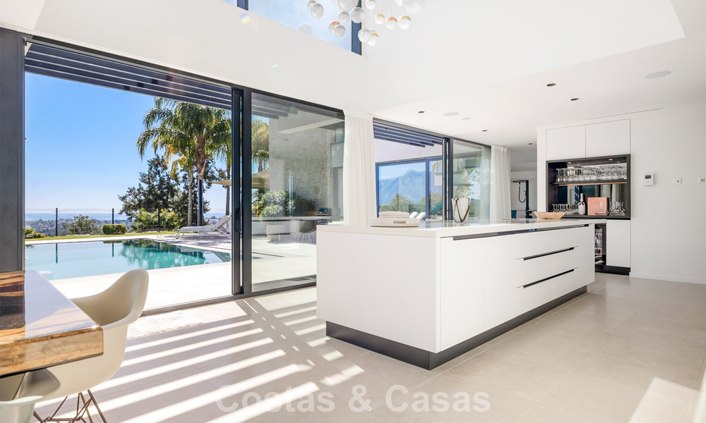Villa moderna lista para entrar a vivir en venta, junto al campo de golf en una codiciada zona residencial de Marbella - Benahavis 778680
