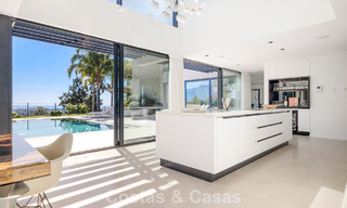 Villa moderna lista para entrar a vivir en venta, junto al campo de golf en una codiciada zona residencial de Marbella - Benahavis 778680 