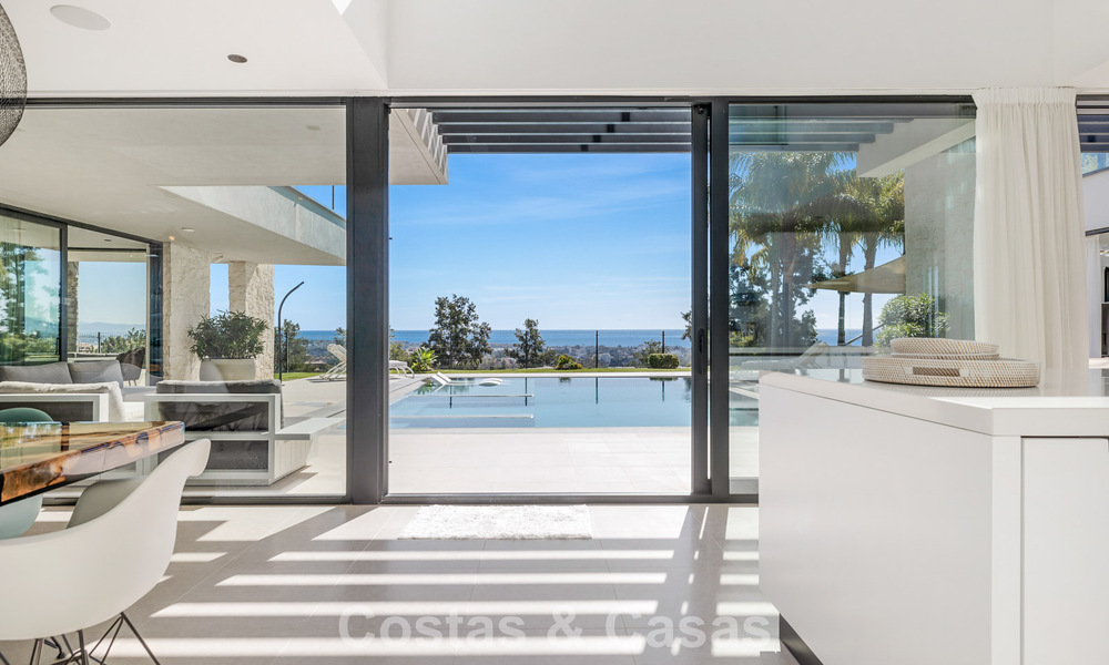 Villa moderna lista para entrar a vivir en venta, junto al campo de golf en una codiciada zona residencial de Marbella - Benahavis 778681