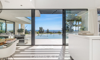 Villa moderna lista para entrar a vivir en venta, junto al campo de golf en una codiciada zona residencial de Marbella - Benahavis 778681 