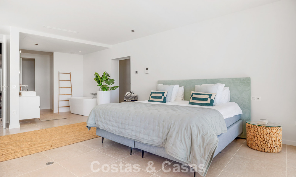 Villa moderna lista para entrar a vivir en venta, junto al campo de golf en una codiciada zona residencial de Marbella - Benahavis 778683