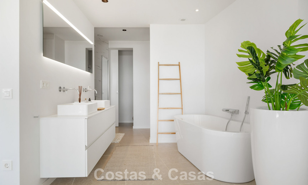 Villa moderna lista para entrar a vivir en venta, junto al campo de golf en una codiciada zona residencial de Marbella - Benahavis 778684