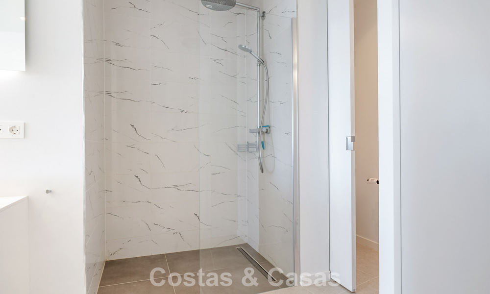 Villa moderna lista para entrar a vivir en venta, junto al campo de golf en una codiciada zona residencial de Marbella - Benahavis 778685