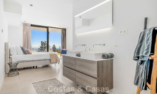 Villa moderna lista para entrar a vivir en venta, junto al campo de golf en una codiciada zona residencial de Marbella - Benahavis 778686 