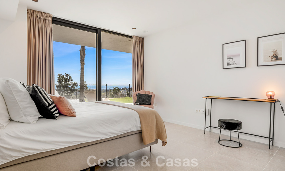 Villa moderna lista para entrar a vivir en venta, junto al campo de golf en una codiciada zona residencial de Marbella - Benahavis 778687