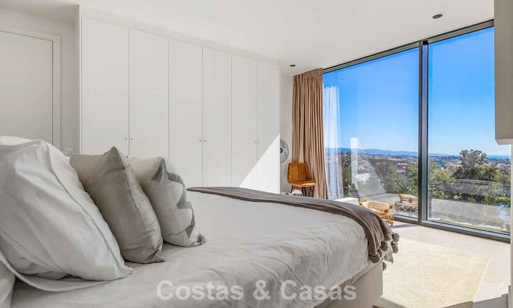 Villa moderna lista para entrar a vivir en venta, junto al campo de golf en una codiciada zona residencial de Marbella - Benahavis 778689