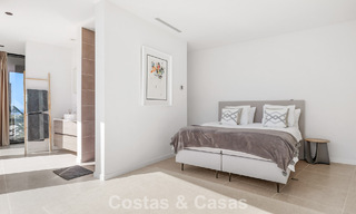 Villa moderna lista para entrar a vivir en venta, junto al campo de golf en una codiciada zona residencial de Marbella - Benahavis 778690 