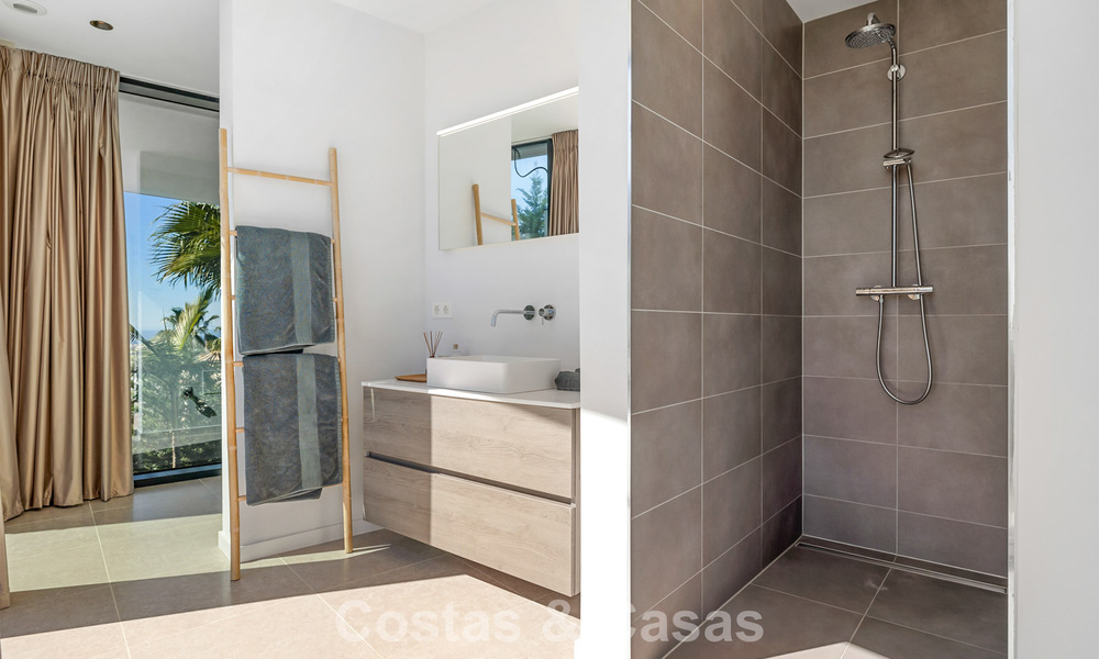 Villa moderna lista para entrar a vivir en venta, junto al campo de golf en una codiciada zona residencial de Marbella - Benahavis 778691