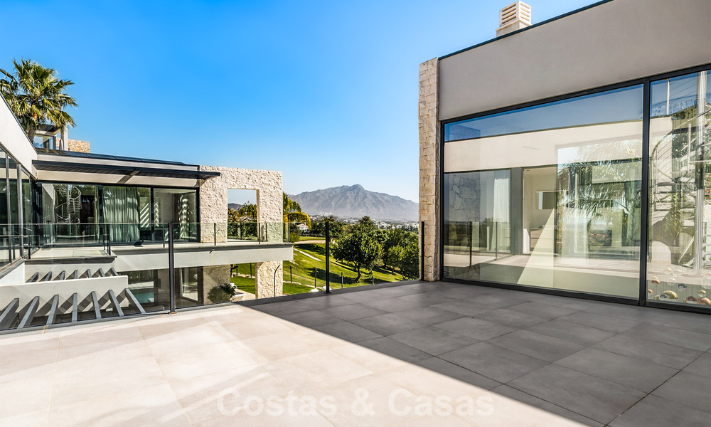 Villa moderna lista para entrar a vivir en venta, junto al campo de golf en una codiciada zona residencial de Marbella - Benahavis 778692
