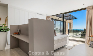 Villa moderna lista para entrar a vivir en venta, junto al campo de golf en una codiciada zona residencial de Marbella - Benahavis 778693 